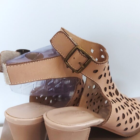 L'Artiste Spring Step Leather Dova Sandals - Size 38 (US 7.5) - Picture 7 of 9